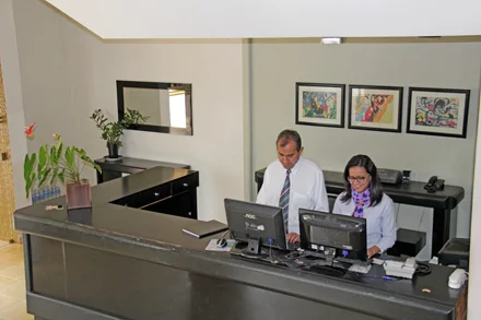 Equipe do hotel na recepção